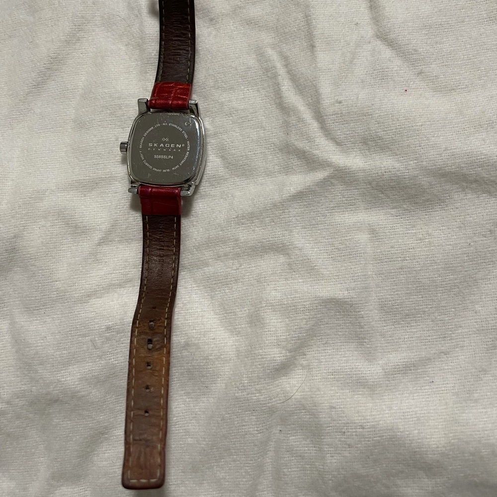 Skagen watch with pink leather band - Picture 6 of 8